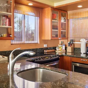 Orchid Suite, 1 Bedroom, Sleeps 4, Pool & Bbq, Pre-Renovation Summer Sale Apartment